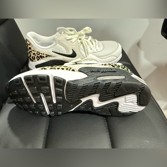 Nike Airmax Women’s White Sneakers with Black Swoosh and Leopard Accent sz 7.5 - Picture 3 of 3